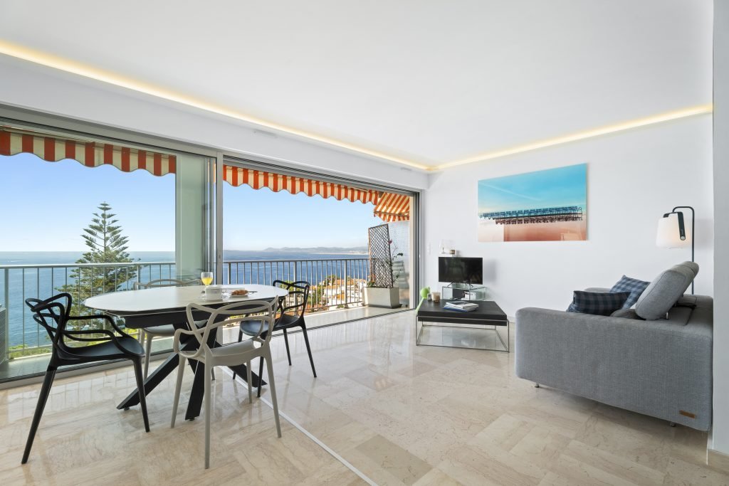 Salon avec vue mer dans un appartement à Nice