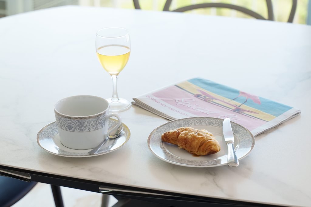 Petit-déjeuner face à la mer dans un logement Nice Time Conciergerie