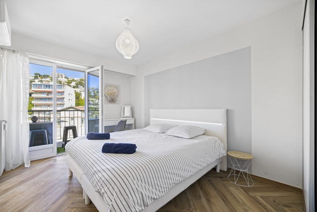 Chambre préparée par notre équipe entre deux voyageurs, linge et serviettes prêts