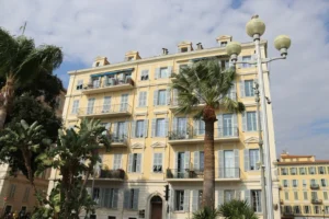 Immeuble méditerranéen à Nice avec balcons et palmiers